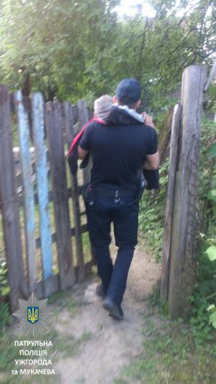 Закарпатські патрульні допомогли людині з обмеженими можливостями