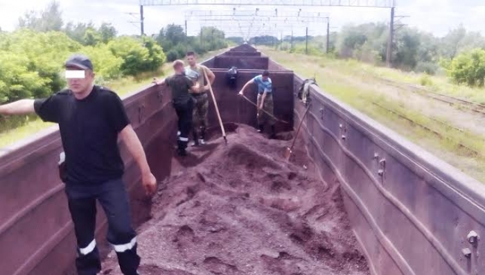 Зловмисники із Закарпаття додумались переховувати контрабанду у вагоні з рудою