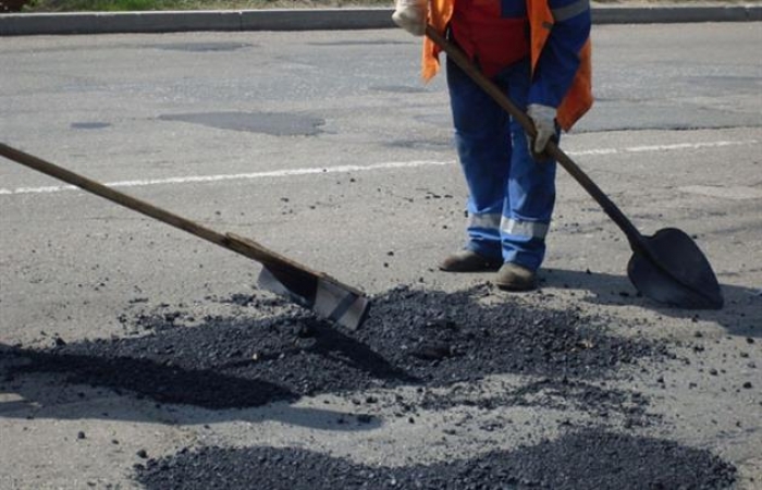 Дорожники Закарпаття запевняють: кожну четверту яму вже залатали