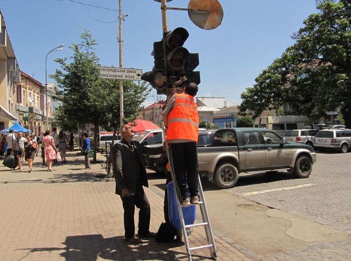 В Ужгороді відновлюють довгоочікуваний світлофор