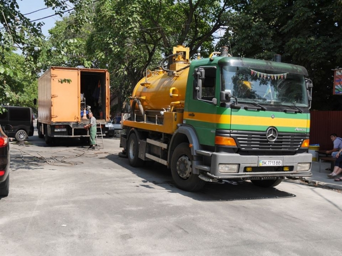 Фахівці з Івано-Франківська прочищають каналізацію в Ужгороді