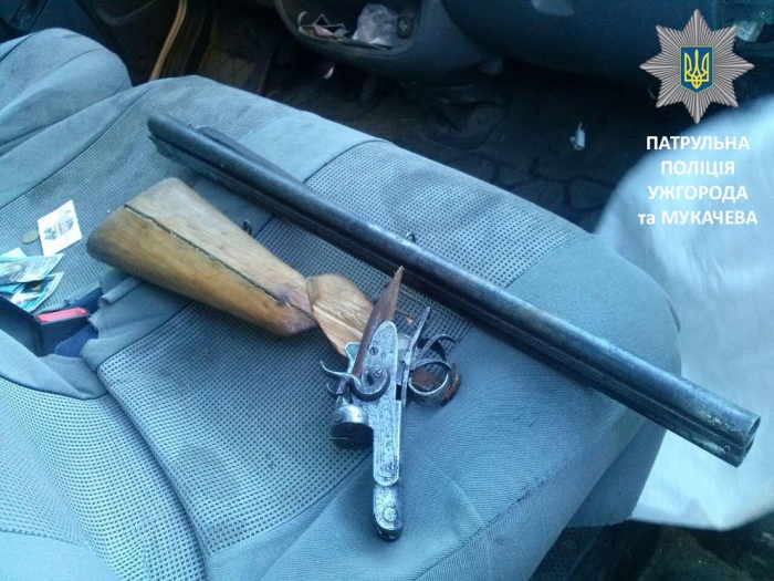 П'яний мукачівський скандаліст тримав в автомобілі рушницю