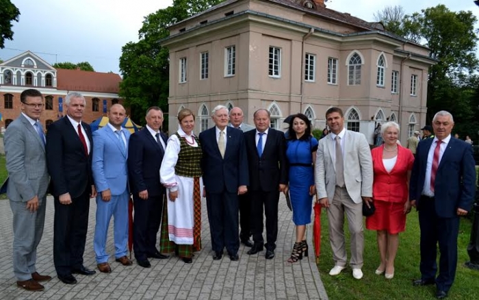 Як закарпатські депутати їздили на коронацію