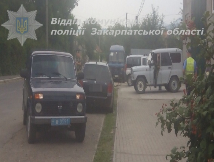 Автівку, завантажену ящиками сигарет, зупинили на Рахівщині