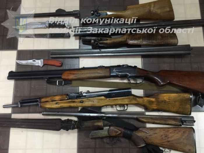 Рахівчани продовжують нести в поліцію зброю