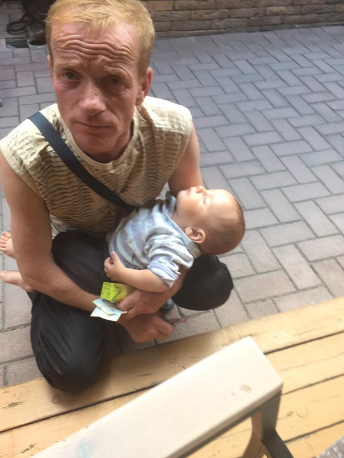 Закарпатські полісмени розберуться з чоловіком, який жебракує з дитиною