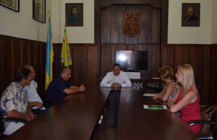 Мукачівським ромам, що не вміють писати, допомагатиме заповнювати заяву спеціальна людина