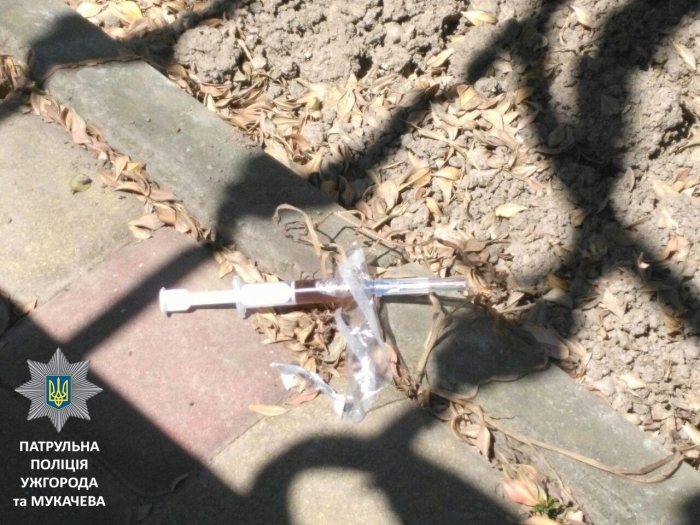Мукачівські полісмени схопили наркоманів зі шприцами