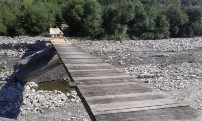Селяни Тячівщини досі ліквідовують наслідки минулорічної повені