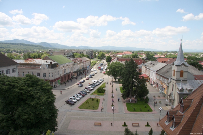 У Тячеві хочуть розігнати водіїв, що паркуються в центрі міста