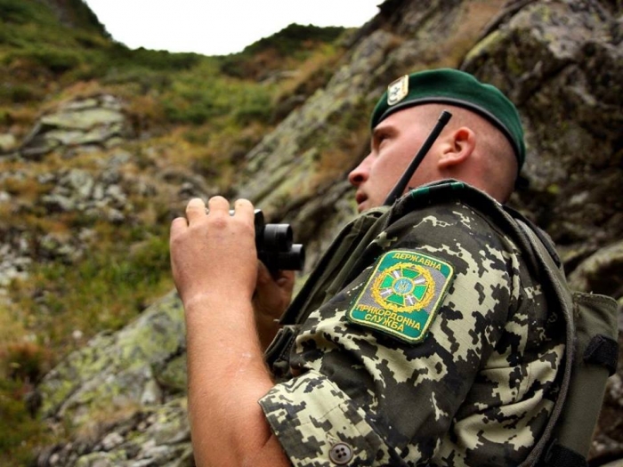 Закарпатські прикордонники затримали співвітчизника, який ішов з-за кордону пішки