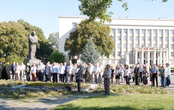 Ужгородці одночасно зі всією Україною дивилися парад і вшановували загиблих