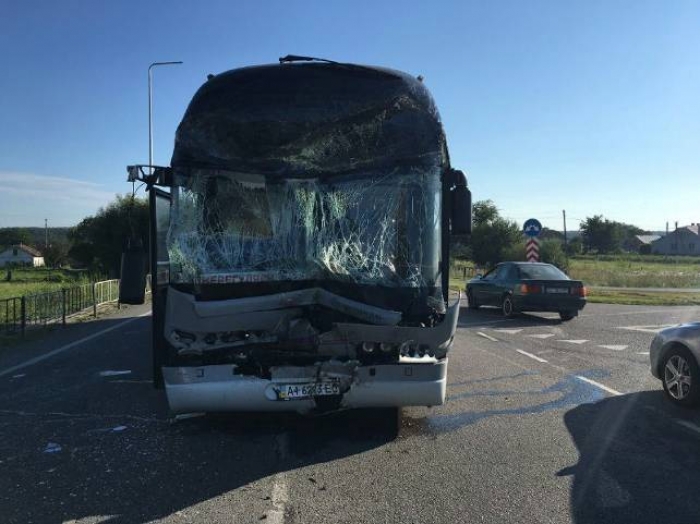В сусідній з Закарпаттям області автобус з півсотнею дітей протаранив маршрутку