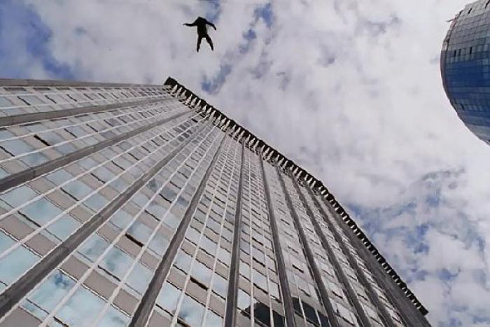 Пенсіонер випав з вікна на восьмому поверсі у сусідній з Закарпаттям області