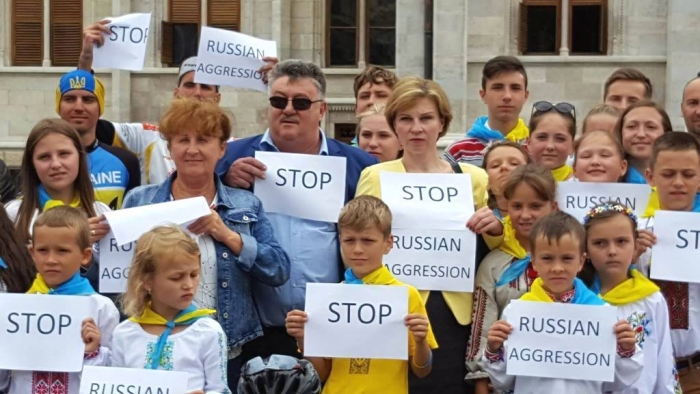 В сусідній з Закарпаттям Угорщині українці вимагали зупинити російську агресію