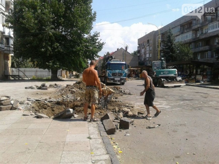 В Ужгороді перекрили вулицю – корчують дерева