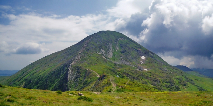Літню закарпатку з собаками шукають біля Говерли