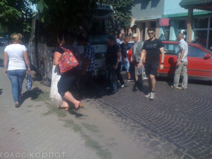 У Виноградові водій і пасажири автобусу мусили виштовхати з дороги легковик