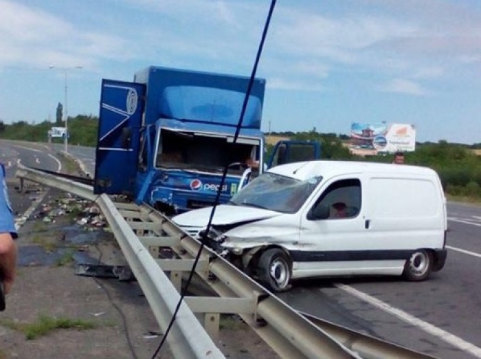 Пробите колесо вантажівки призвело до аварії на Ужгородщині