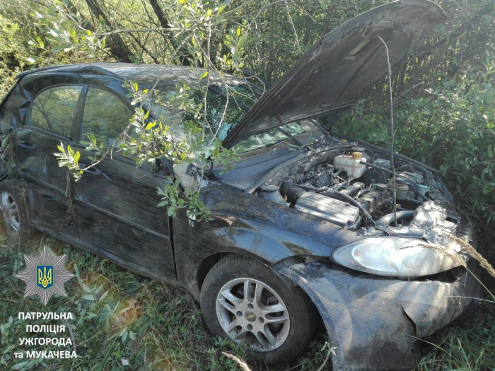 Жінка-водій не впоралась з керуванням автомобіля і злетіла в кювет на трасі Київ-Чоп