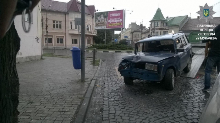 П'яний мукачівський водій не зміг розминутись з деревом