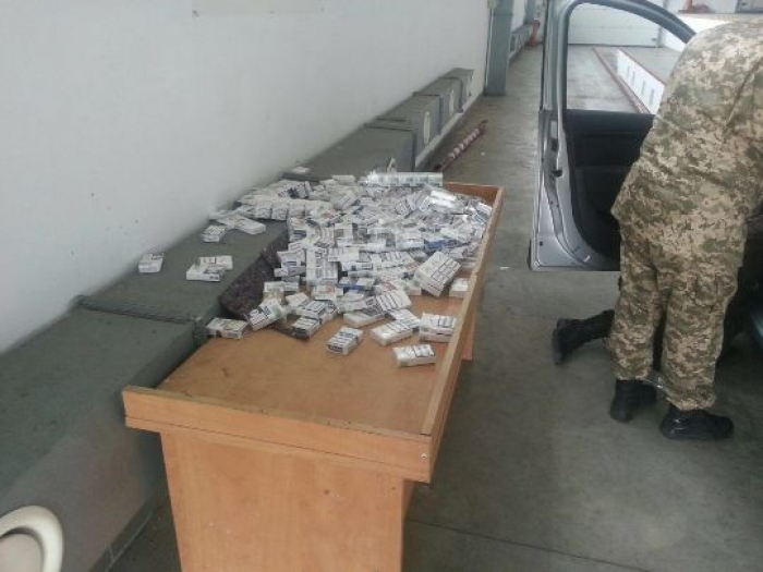 Тисячу євро пропонували закарпатському прикордоннику, щоб він пропустив сигарети через митницю