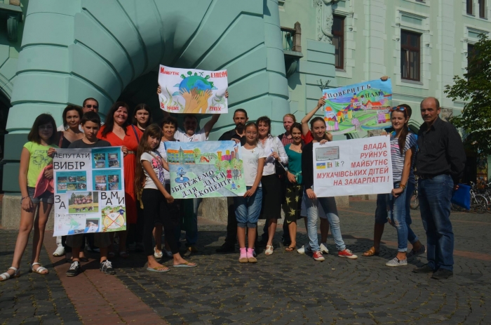 На мітинг перед Мукачівською міськрадою привели дітей