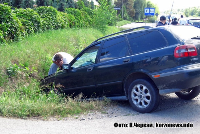 На об’їзній в Ужгороді легковик протаранив авто з маленькими дітьми