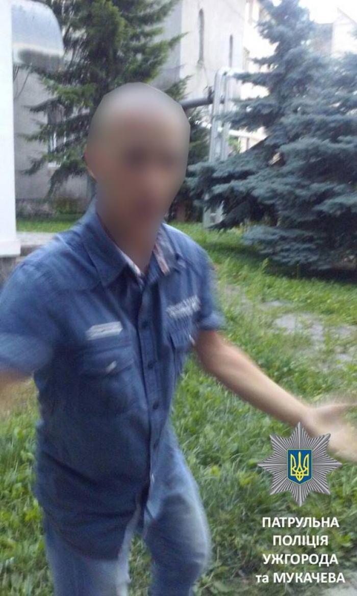 Озброєний дошкою мукачівець не пускав господарів у будинок