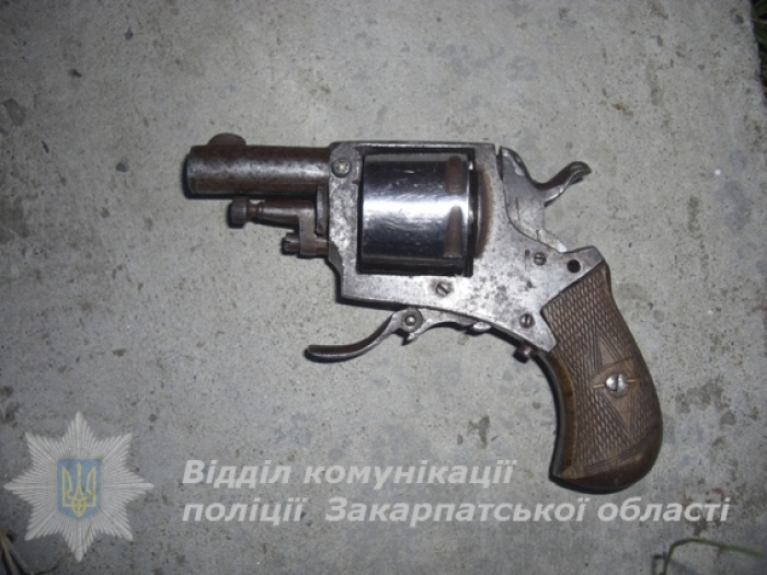 Рахівчанин знайшов у лісі револьвер і погрожував ним синові