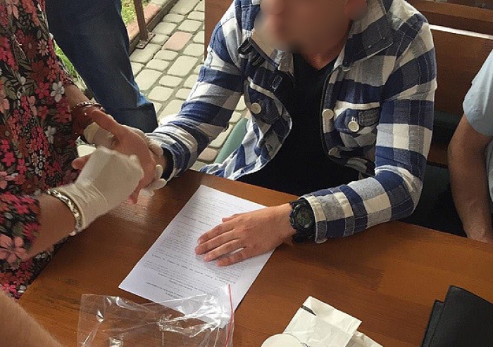 Корумпованому поліцейському, якого "на гарячому" впіймали в Ужгороді, усього 23 роки