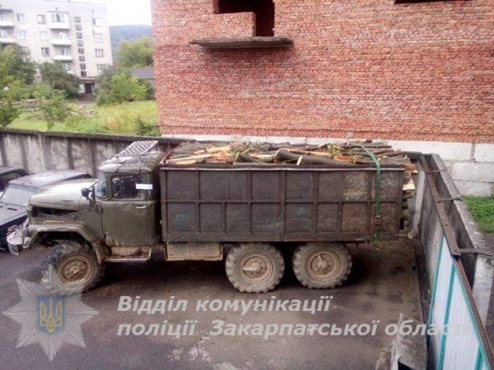 Перечинська поліція затримала ще одну вантажівку з деревиною