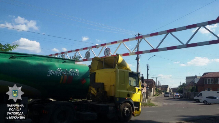 Новий обмежувач руху в Мукачеві ігнорують до десяти водіїв на день
