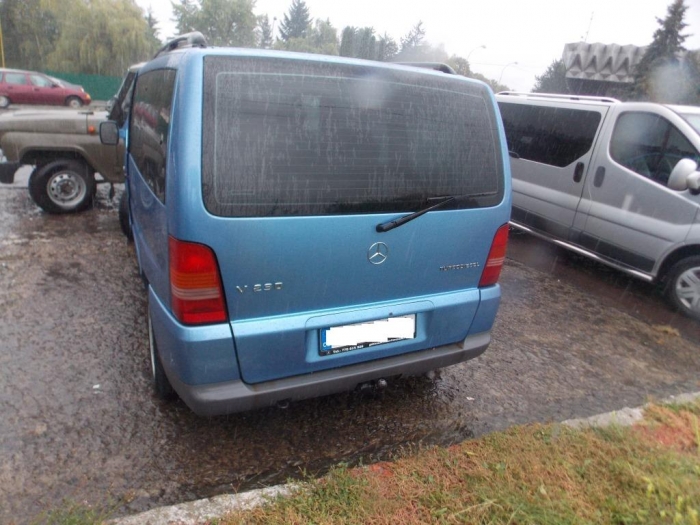 Чопські прикордонники не випустили до Словаччини мікроавтобус із підробленим номером