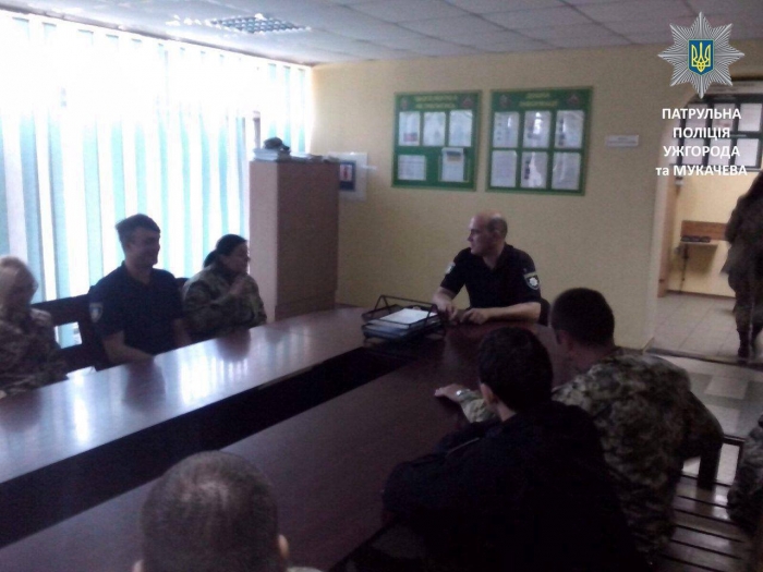 Поліцейські вчили чопських прикордонників правилам дорожнього руху