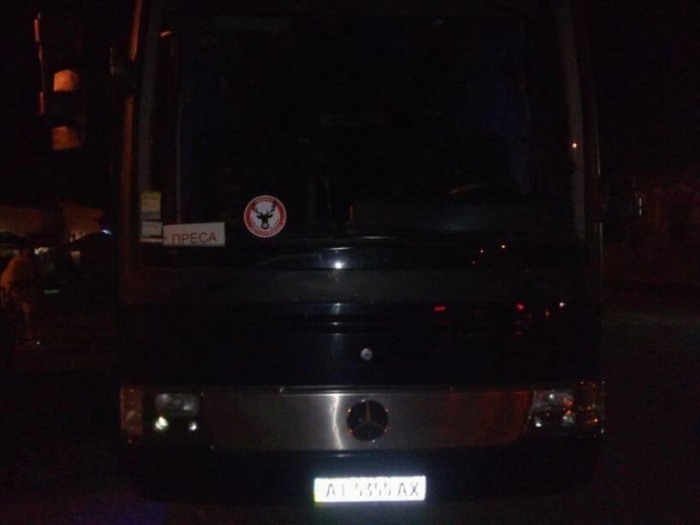 Авто знімальної групи Фреймут в Хусті отримало наклейку «Я паркуюсь, як олень»