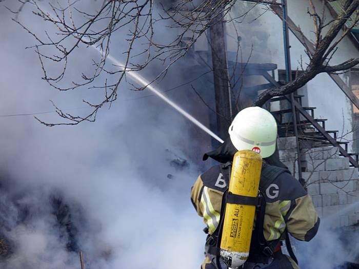 У Мукачеві погасили пожежу на території аграрного ліцею