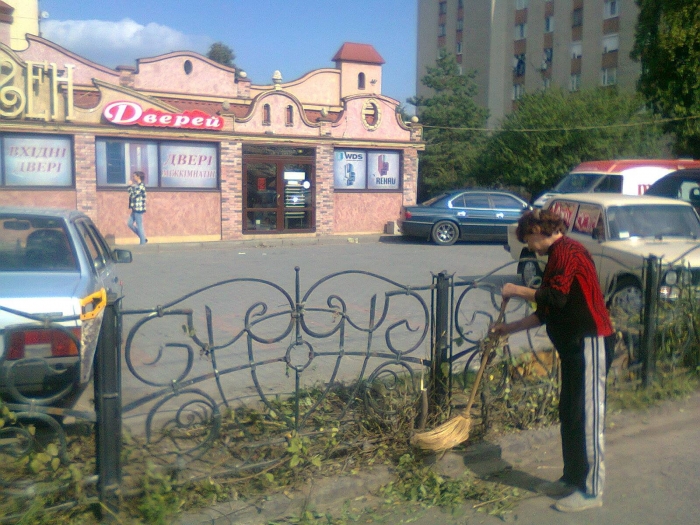 Завдяки муніціпальній поліції ужгородські підприємці приводять території біля своїх закладів до ладу