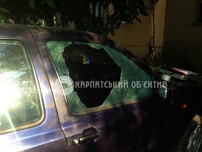 В Мукачеві злодії викрали з автівки магнітофон, розбивши скло