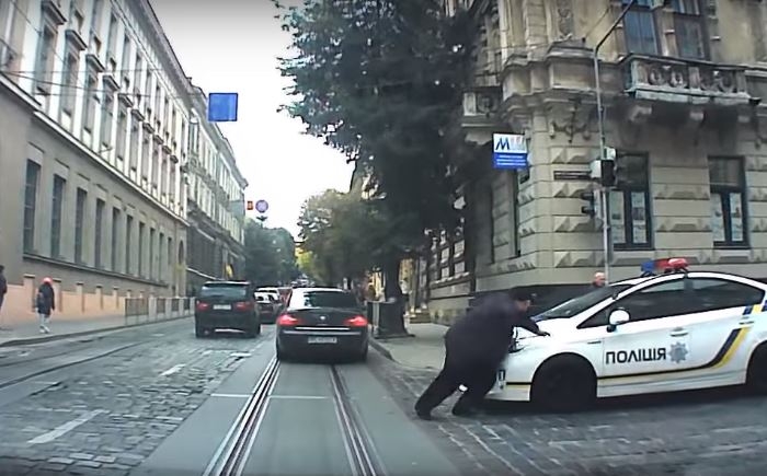 Патрульний автомобіль збив жінку на переході в сусідній із Закарпаттям області