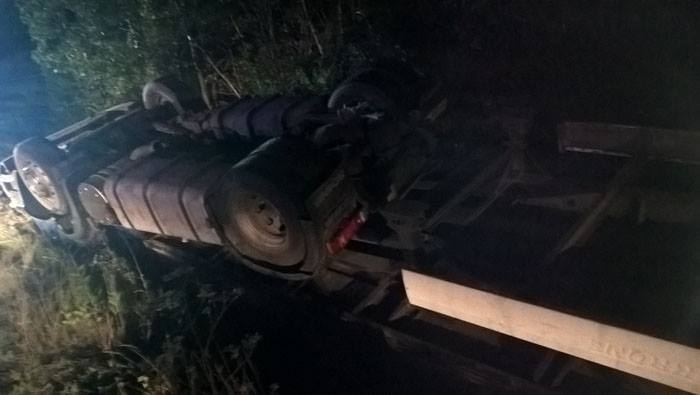 На межі Закарпаття і Львівщини перевернулася вантажівка