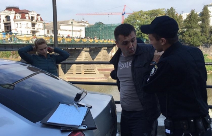 Поліцейським довелось застосовувати силу до водія-порушника в Ужгороді