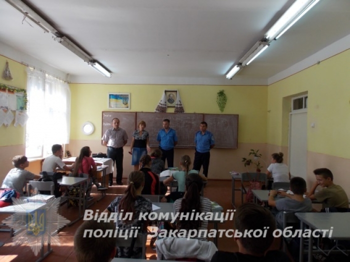Учні закарпатської школи, де знайшли пістолет, зустрілися з поліцією