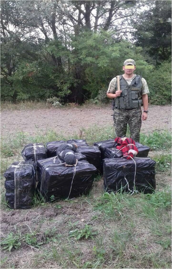 Дев’ять пакунків контрабандних цигарок знайшли біля кордону з Угорщиною