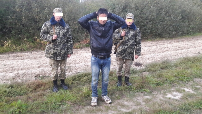 На кордоні з Угорщиною впіймали індуса, який переліз через загороджувальний паркан