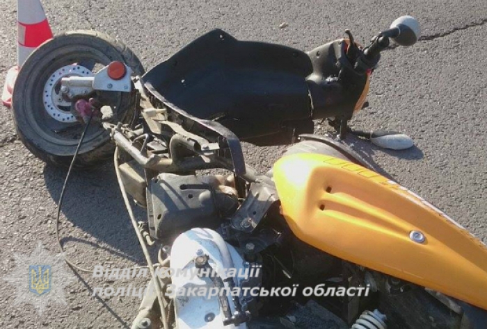 Школярі на скутері в Ужгороді врізалися у дві машини