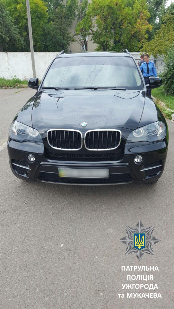 Ужгородські патрульні затримали BMW X5 з "перебитим" номером