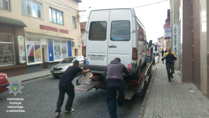 Користуватися евакуатором закарпатські патрульні стали частіше