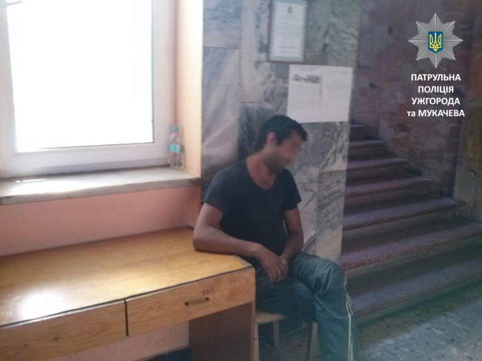 На ринку в Мукачеві патрульні затримали грабіжників