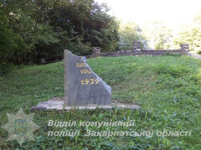 У Хусті взяли "на гарячому" вандала, який молотом розбив меморіальну дошку
